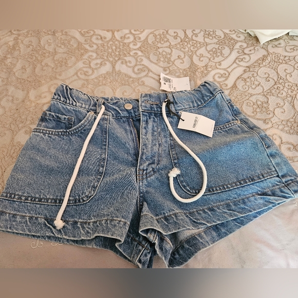 NWT Forever 21 Jean Shorts for Juniors. Beautiful comfy jeans. Size M - Picture 1 of 5